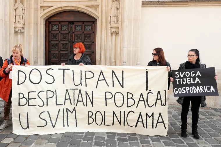 Pred Vladom održan prosvjed 'Želimo siguran i besplatan pobačaj u svim bolnicama'