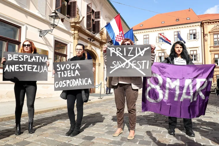 Pred Vladom održan prosvjed 'Želimo siguran i besplatan pobačaj u svim bolnicama'