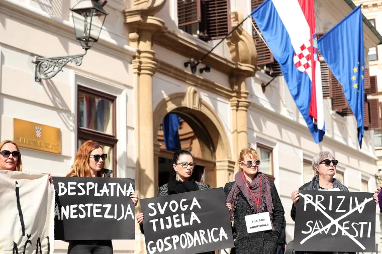 Pred Vladom održan prosvjed 'Želimo siguran i besplatan pobačaj u svim bolnicama'
