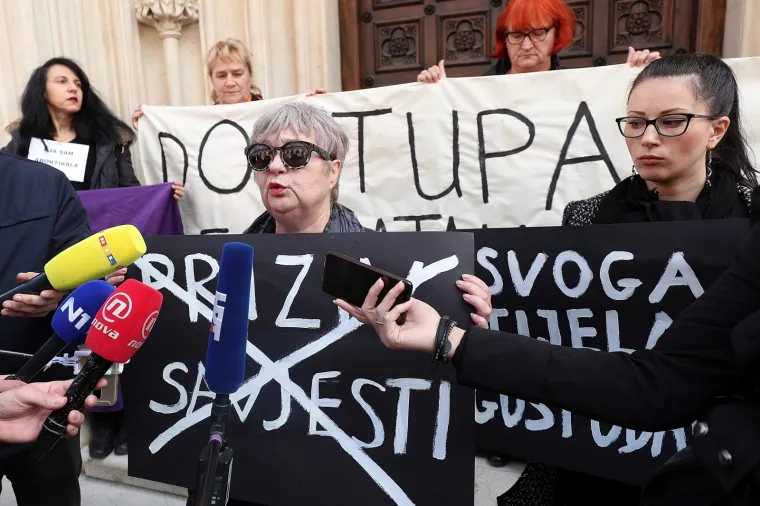 Pred Vladom održan prosvjed 'Želimo siguran i besplatan pobačaj u svim bolnicama'