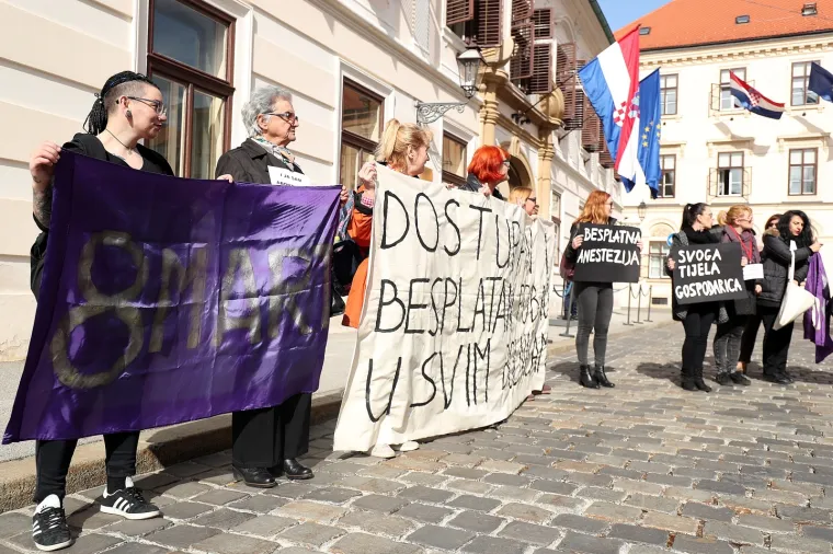 Pred Vladom održan prosvjed 'Želimo siguran i besplatan pobačaj u svim bolnicama'