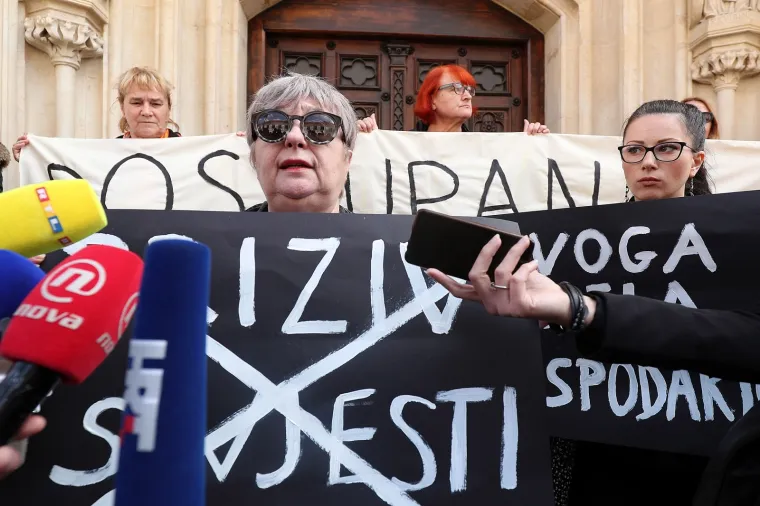 Pred Vladom održan prosvjed 'Želimo siguran i besplatan pobačaj u svim bolnicama'