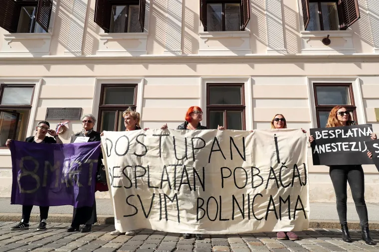 Pred Vladom održan prosvjed 'Želimo siguran i besplatan pobačaj u svim bolnicama'