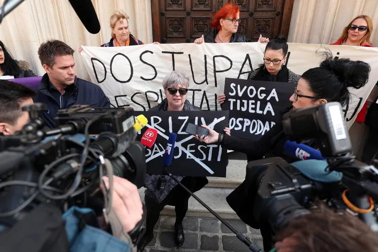 Pred Vladom održan prosvjed 'Želimo siguran i besplatan pobačaj u svim bolnicama'