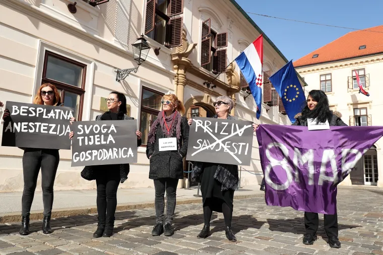 Pred Vladom održan prosvjed 'Želimo siguran i besplatan pobačaj u svim bolnicama'