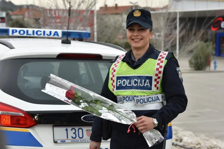 Inače ne volimo kad nas zaustave, ali policajci su danas pripremili lijepo iznenađenje za vozačice!