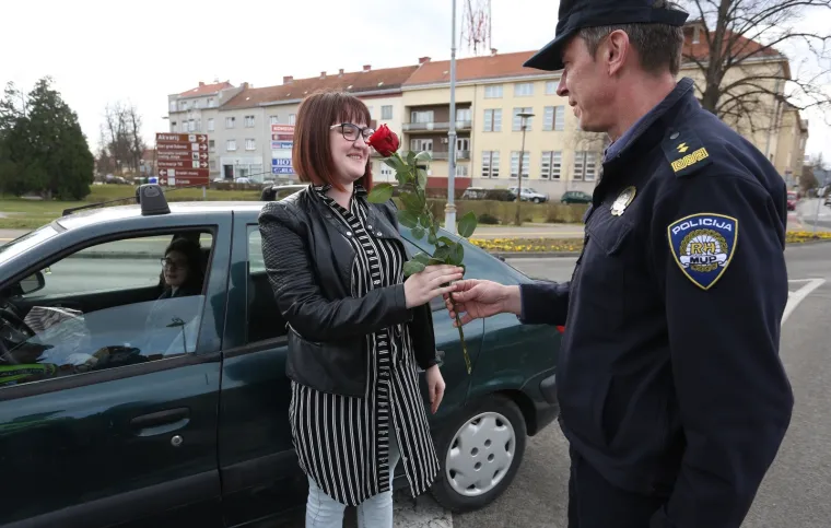 Inače ne volimo kad nas zaustave, ali policajci su danas pripremili lijepo iznenađenje za vozačice!