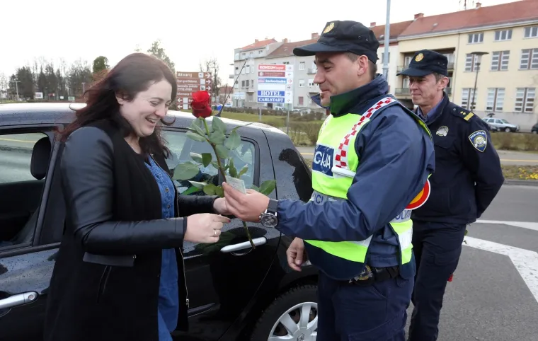 Inače ne volimo kad nas zaustave, ali policajci su danas pripremili lijepo iznenađenje za vozačice!