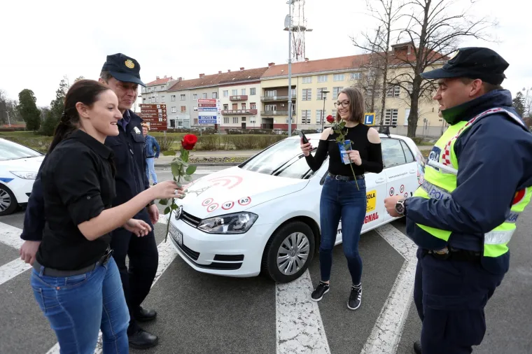Inače ne volimo kad nas zaustave, ali policajci su danas pripremili lijepo iznenađenje za vozačice!