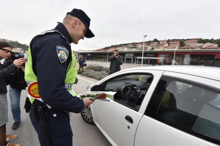 Inače ne volimo kad nas zaustave, ali policajci su danas pripremili lijepo iznenađenje za vozačice!