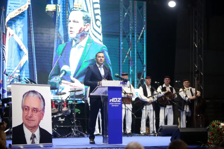 Predizborni skup HDZ-a u Gospiću: I Andrej Plenković do&scaron;ao dati podr&scaron;ku Marijanu Kustiću