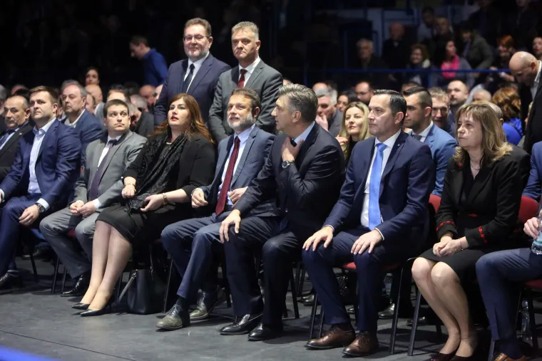 Predizborni skup HDZ-a u Gospiću: I Andrej Plenković do&scaron;ao dati podr&scaron;ku Marijanu Kustiću