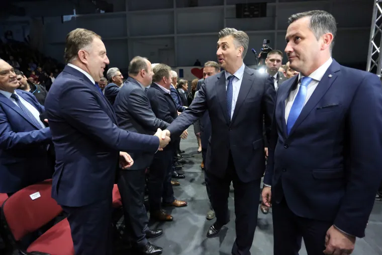 Predizborni skup HDZ-a u Gospiću: I Andrej Plenković do&scaron;ao dati podr&scaron;ku Marijanu Kustiću