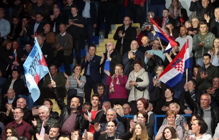 Predizborni skup HDZ-a u Gospiću: I Andrej Plenković do&scaron;ao dati podr&scaron;ku Marijanu Kustiću