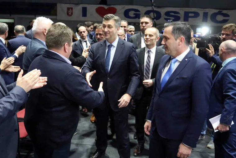 Predizborni skup HDZ-a u Gospiću: I Andrej Plenković do&scaron;ao dati podr&scaron;ku Marijanu Kustiću