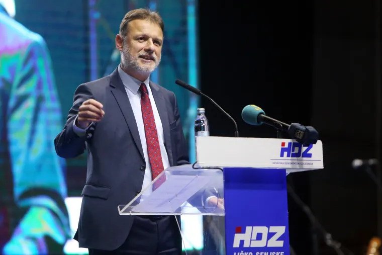 Predizborni skup HDZ-a u Gospiću: I Andrej Plenković do&scaron;ao dati podr&scaron;ku Marijanu Kustiću