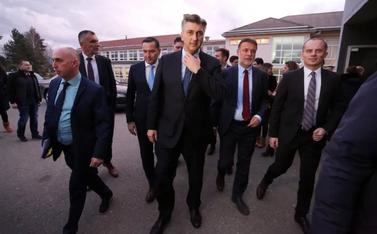 Predizborni skup HDZ-a u Gospiću: I Andrej Plenković do&scaron;ao dati podr&scaron;ku Marijanu Kustiću