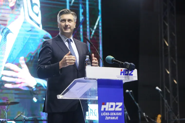 Predizborni skup HDZ-a u Gospiću: I Andrej Plenković do&scaron;ao dati podr&scaron;ku Marijanu Kustiću