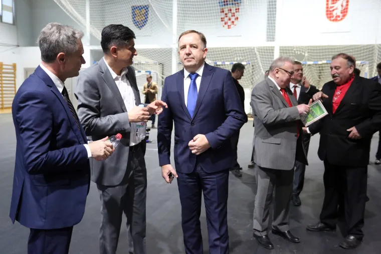 Predizborni skup HDZ-a u Gospiću: I Andrej Plenković do&scaron;ao dati podr&scaron;ku Marijanu Kustiću