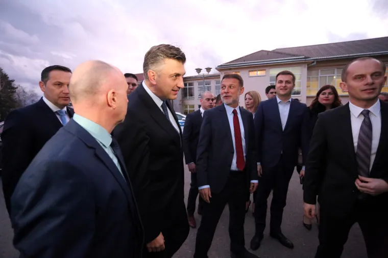 Predizborni skup HDZ-a u Gospiću: I Andrej Plenković do&scaron;ao dati podr&scaron;ku Marijanu Kustiću