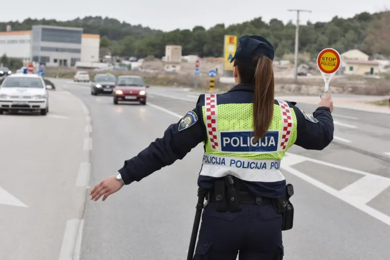 &Scaron;ibenski policajci u petak ujutro su povodom Međunarodnog dana žena iznenadili vozačice, kojima su na ulazu u &Scaron;ibenik dijelili ruže. (H)