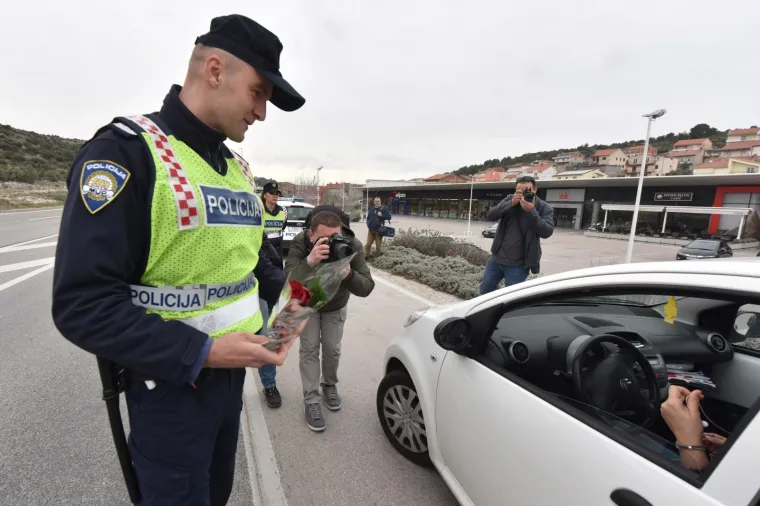 Nakon &scaron;to su zatražili prometnu i vozačku dozvolu te provjerili jesu li svi dokumenti uredni, vozačice su policajci iznenadili ružama.