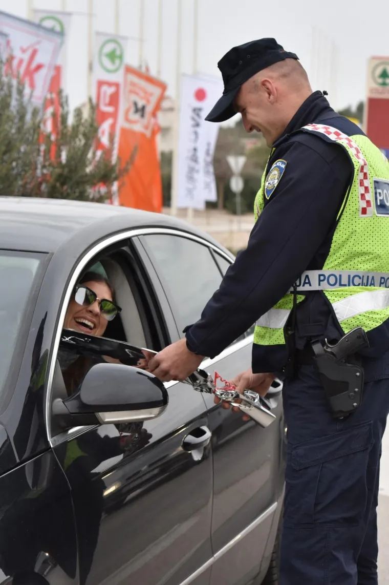 Tom akcijom, kazali su u &scaron;ibenskoj policiji, žele pokazati da osim represije, djeluju i preventivno, jer ruža kao znak pažnje, umjesto moguće kazne, pokazuje i da su posebno senzibilizirani u za&scaron;titi ljudskih života, a sigurnost u prometu jedna od bitnih stavki u za&scaron;titi života.