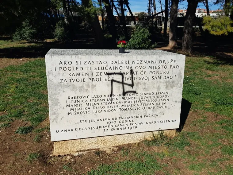 U &Scaron;ibeniku osvanuli novi fa&scaron;istički grafiti: Oskvrnuti spomenici strijeljanim žrtvama antifa&scaron;ista