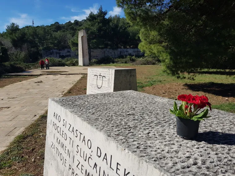 U &Scaron;ibeniku osvanuli novi fa&scaron;istički grafiti: Oskvrnuti spomenici strijeljanim žrtvama antifa&scaron;ista