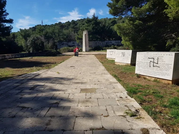 U &Scaron;ibeniku osvanuli novi fa&scaron;istički grafiti: Oskvrnuti spomenici strijeljanim žrtvama antifa&scaron;ista