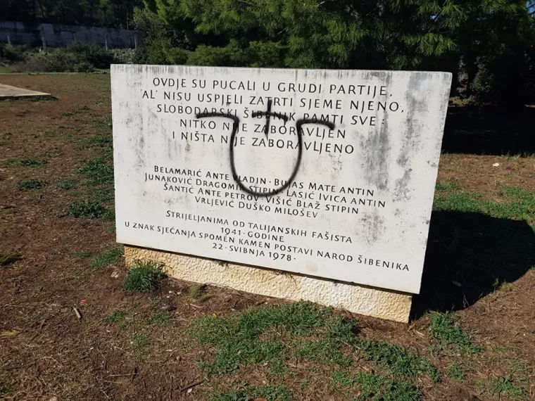 U &Scaron;ibeniku osvanuli novi fa&scaron;istički grafiti: Oskvrnuti spomenici strijeljanim žrtvama antifa&scaron;ista