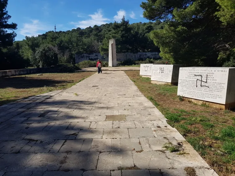 U &Scaron;ibeniku osvanuli novi fa&scaron;istički grafiti: Oskvrnuti spomenici strijeljanim žrtvama antifa&scaron;ista