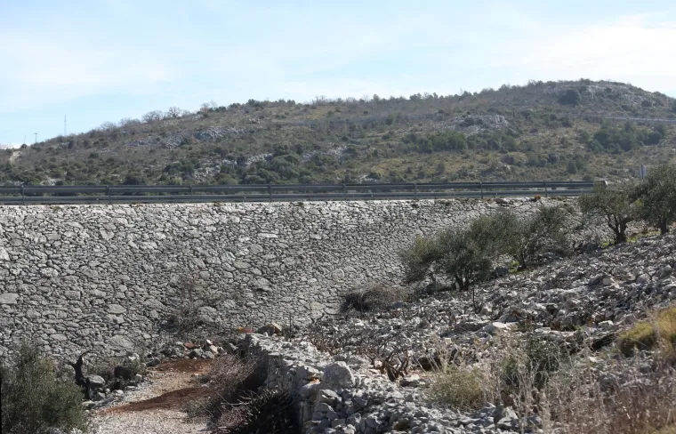 NESREĆA KOD PRIMO&Scaron;TENA: 20-godi&scaron;nja djevojka izgorjela u autu koji je sletio s ceste