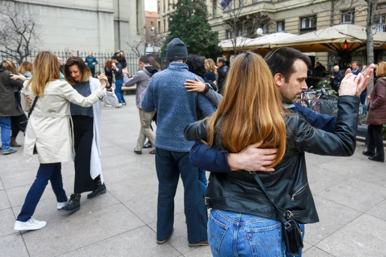 Nedjeljno jutro ljepše je uz ples: Zaplesali tango nasred Cvjetnog trga
