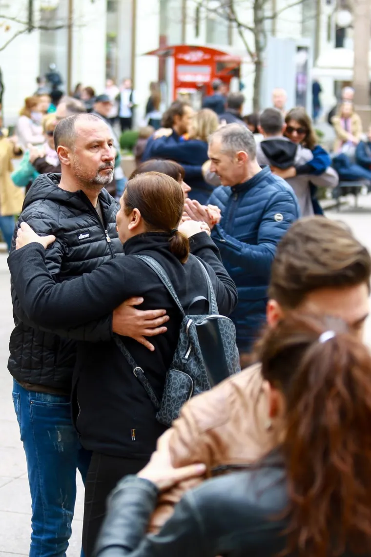Nedjeljno jutro ljepše je uz ples: Zaplesali tango nasred Cvjetnog trga