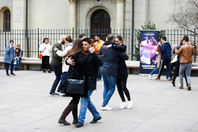 Nedjeljno jutro ljep&scaron;e je uz ples: Zaplesali tango nasred Cvjetnog trga