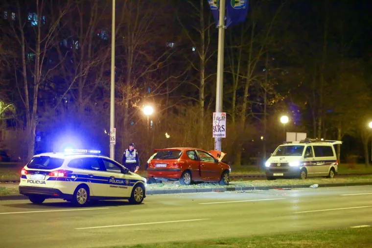 Te&scaron;ka nesreća u Zagrebu: Peugeot se zabio u rasvjetni stup, dvije osobe ozlijeđene