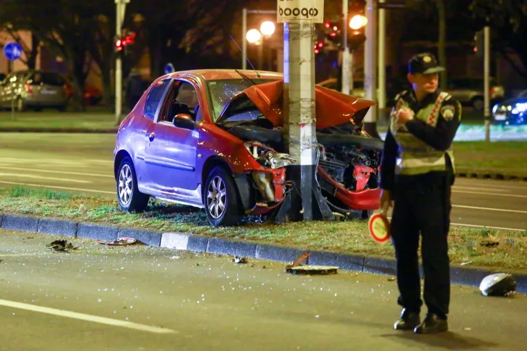Te&scaron;ka nesreća u Zagrebu: Peugeot se zabio u rasvjetni stup, dvije osobe ozlijeđene