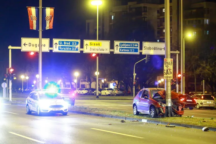 NESREĆA U CENTRU ZAGREBA: Automobil se zabio u stup
