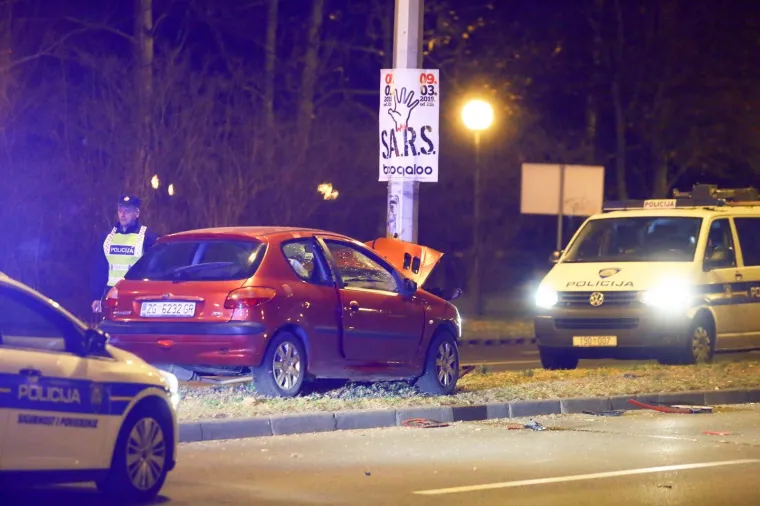 NESREĆA U CENTRU ZAGREBA: Automobil se zabio u stup