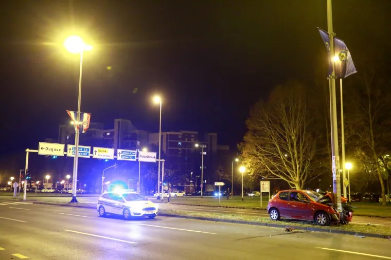 NESREĆA U CENTRU ZAGREBA: Automobil se zabio u stup