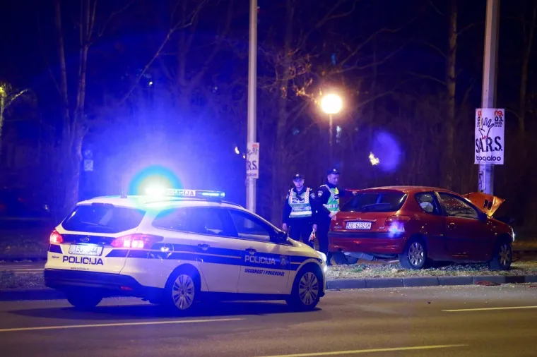 NESREĆA U CENTRU ZAGREBA: Automobil se zabio u stup