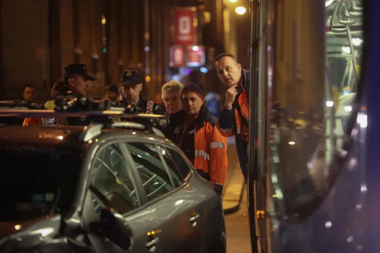 SILOVITI SUDAR AUTOMOBILA I TRAMVAJA NA ILICI: Dvoje ozlijeđenih, tramvaji voze samo do Zapadnog kolodvora