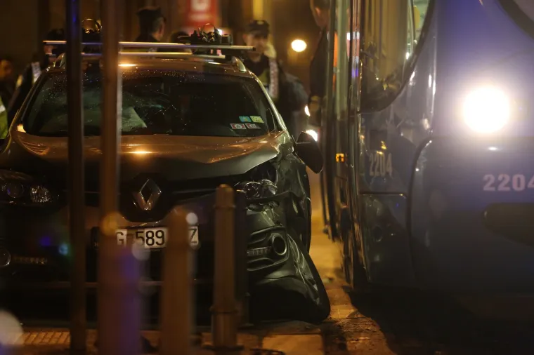 SILOVITI SUDAR AUTOMOBILA I TRAMVAJA NA ILICI: Dvoje ozlijeđenih, tramvaji voze samo do Zapadnog kolodvora