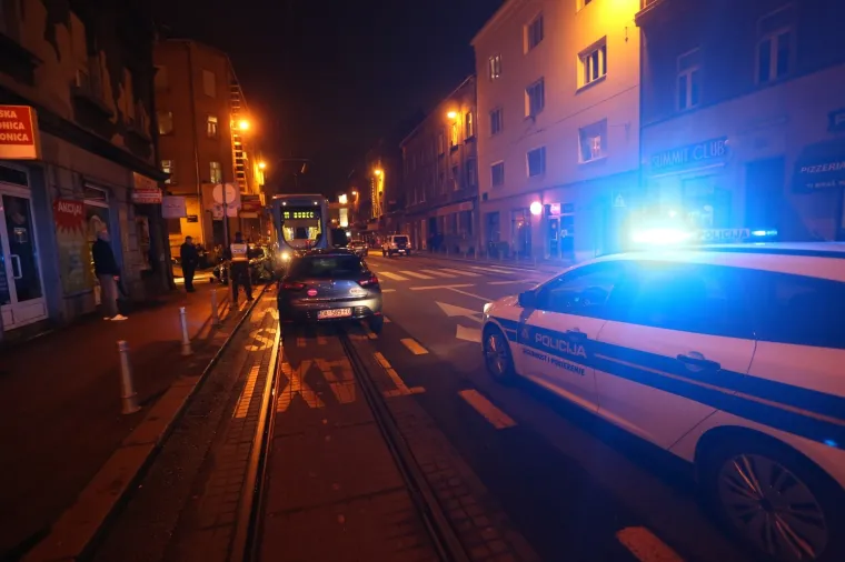SILOVITI SUDAR AUTOMOBILA I TRAMVAJA NA ILICI: Dvoje ozlijeđenih, tramvaji voze samo do Zapadnog kolodvora