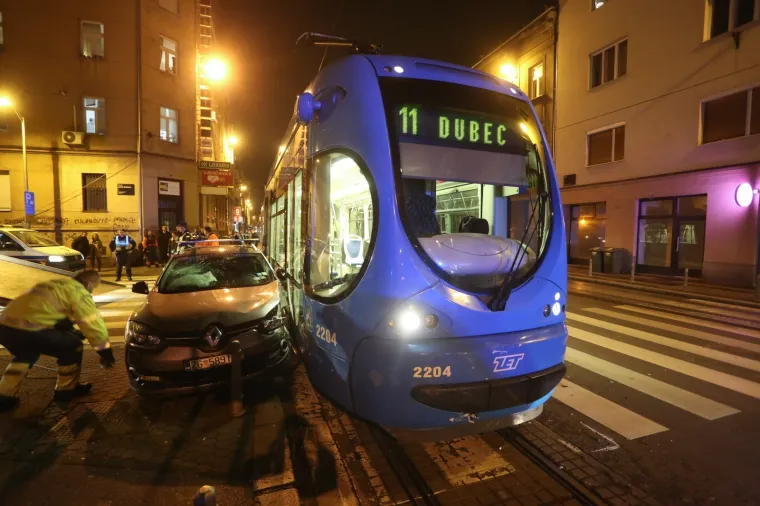 SILOVITI SUDAR AUTOMOBILA I TRAMVAJA NA ILICI: Dvoje ozlijeđenih, tramvaji voze samo do Zapadnog kolodvora