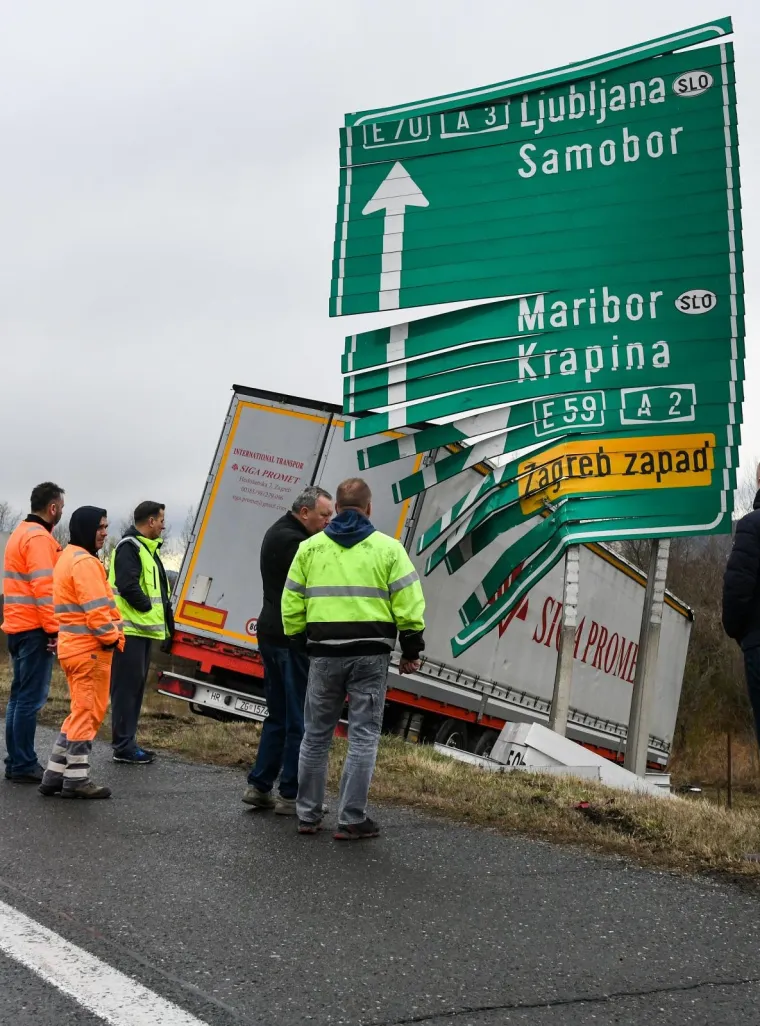 KAMION IZLETIO S AUTOCESTE KOD JANKOMIRA: Udario u prometni znak