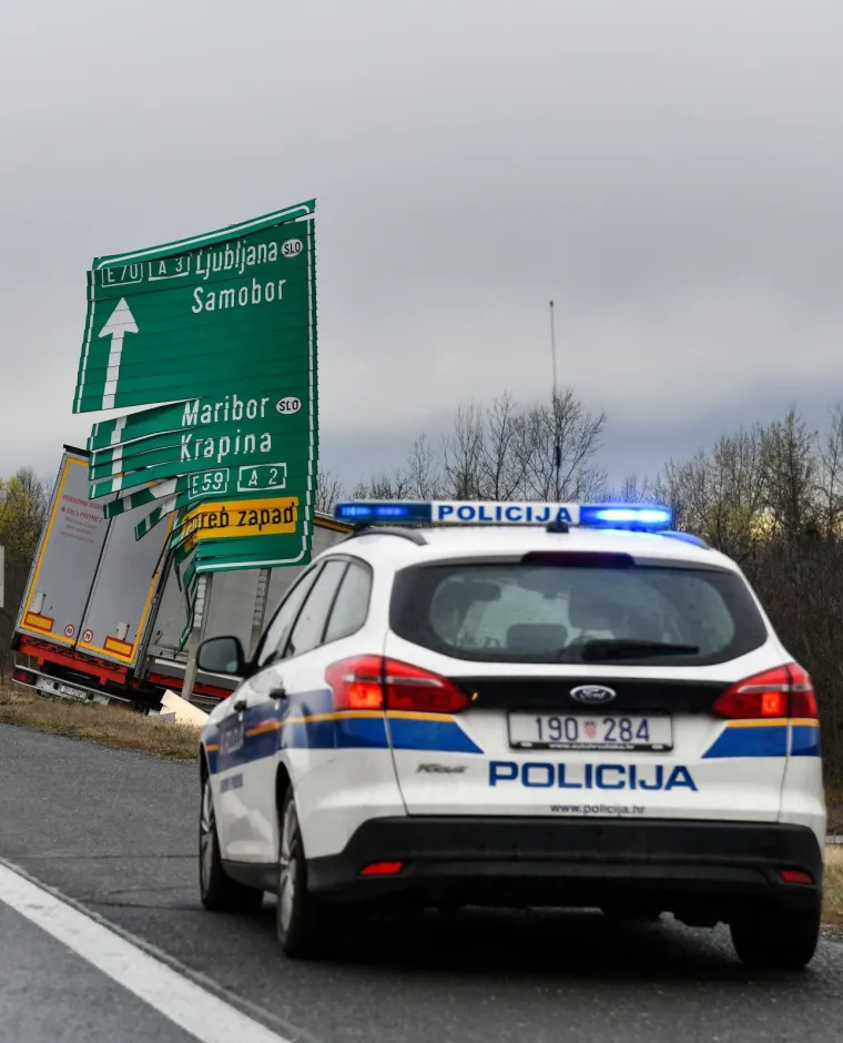 Kamion s prikolicom izletio je s autoceste kod Jankomira u Zagrebu u smjeru Bregane i udario u prometni znak.