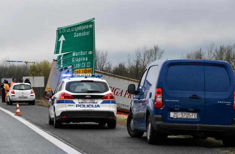 KAMION IZLETIO S AUTOCESTE KOD JANKOMIRA: Udario u prometni znak