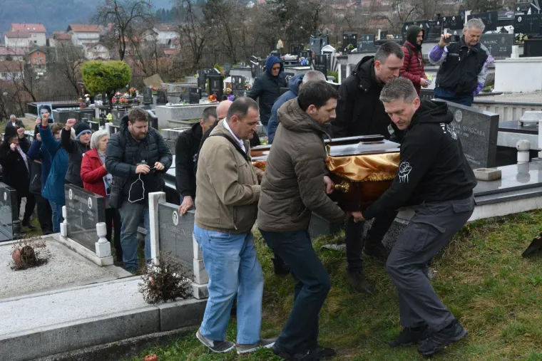 Ekshumirano tijelo Davida Dragičevića, majka jedva stajala na nogama: 'Ne znam kako ću ovo preživjeti'